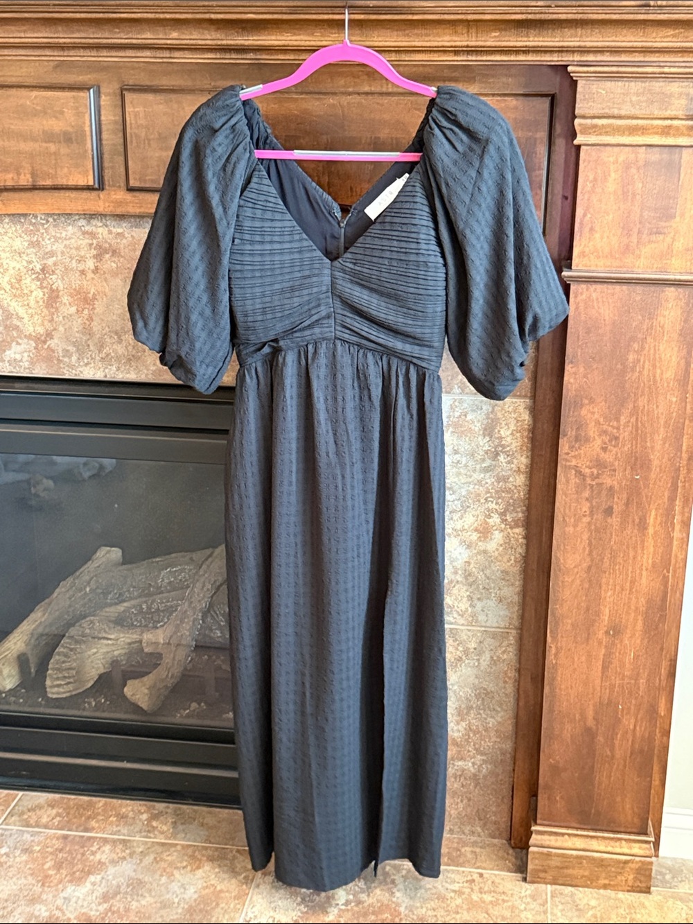 Flattering flowy boho ASTR the Label textured black dress XS